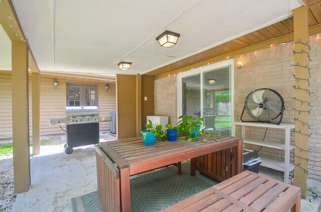 Building Photo - 2318 Bron Holly Dr