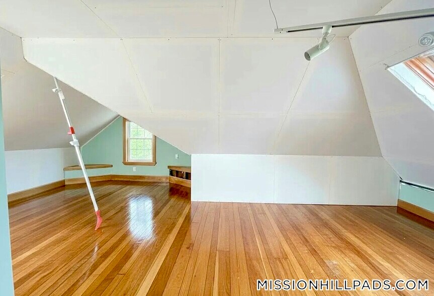 Building Photo - 67 Hillside St