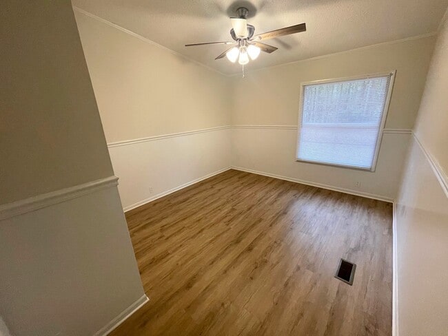 Building Photo - LEASING NOW FOR NOVEMBER 2025!