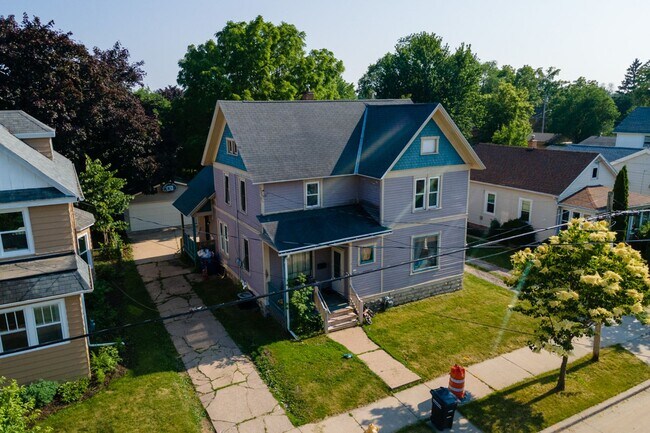 Building Photo - For Rent: 5 bed / 2 bath home in Oshkosh