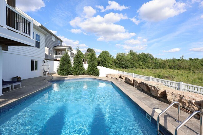 Building Photo - 4 Bedroom, 4 Bath Home w/Backyard Heated Pool overlooking Pearl's Fen