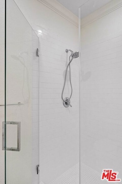 Building Photo - 585 N Rossmore Ave