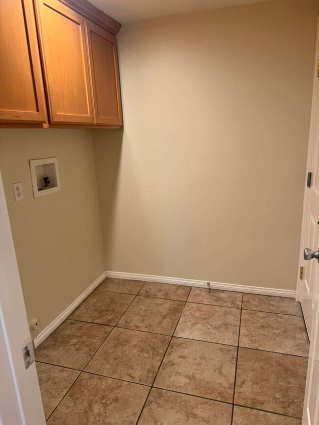 Building Photo - AVAILABLE NOW  4bd/2ba, 1895 Sq. Ft. Single Family Home with Solar
