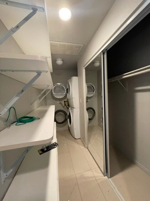 Building Photo - 2222 N Beachwood Dr