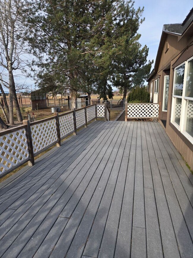 Building Photo - Beautiful Country Home, Powell Butte