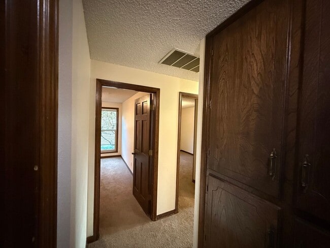 Building Photo - 1150 NW Sunnywood Ct