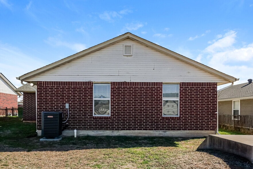 Building Photo - 1933 Creekridge Dr