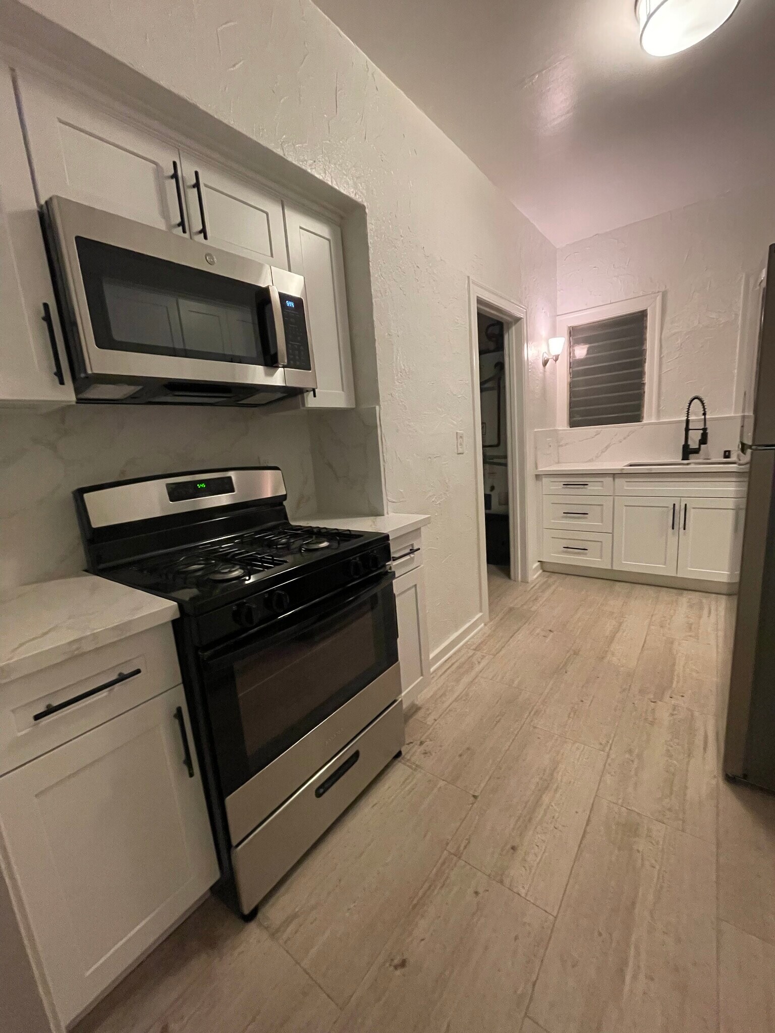 Building Photo - 417 N Gardner St