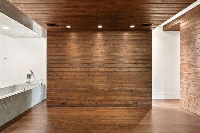 Building Photo - 2105 Fairhaven Cir NE