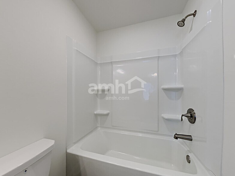 Building Photo - 5250 Valley Dr