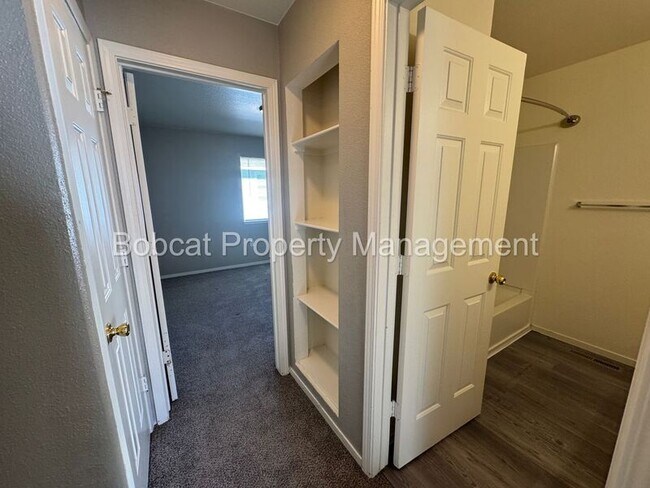 Building Photo - 3919 Pheasant Dr