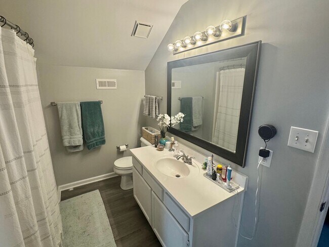 Building Photo - Updated 3BR/2BA with LOFT and Garage!