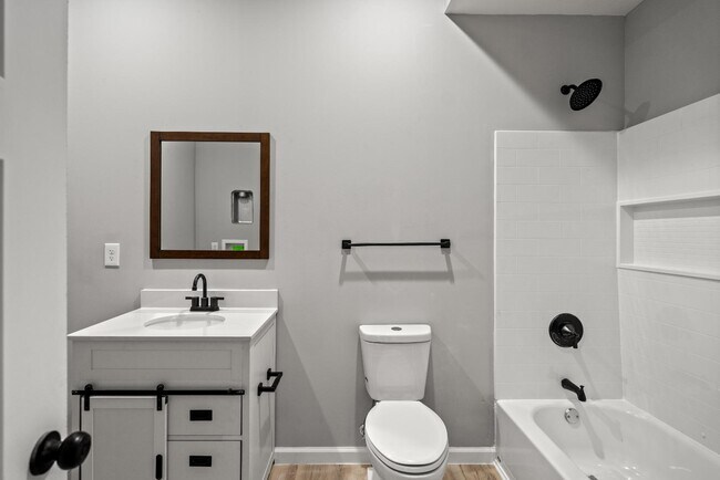 Building Photo - 835 Isabella St