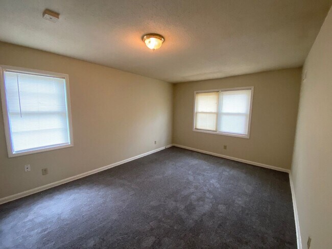 Building Photo - 1491 E Holmes Rd