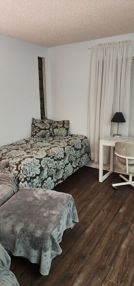 Building Photo - 147 SE Wilderness Dr