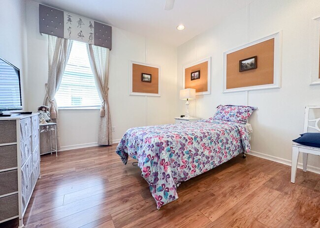 Building Photo - Furnished Rental in Golf Cart District!