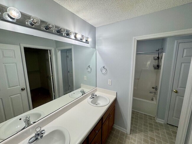 Building Photo - Fuquay-Varina Ranch!