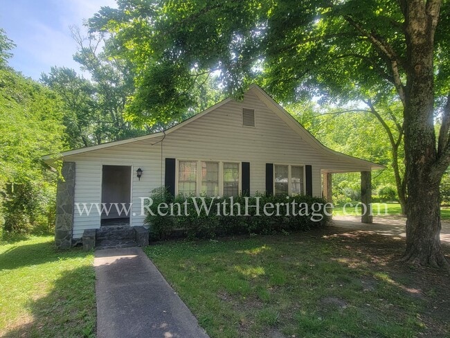 Building Photo - ENJOY THE PRESTIGE OF THIS CHARMING HOME I...