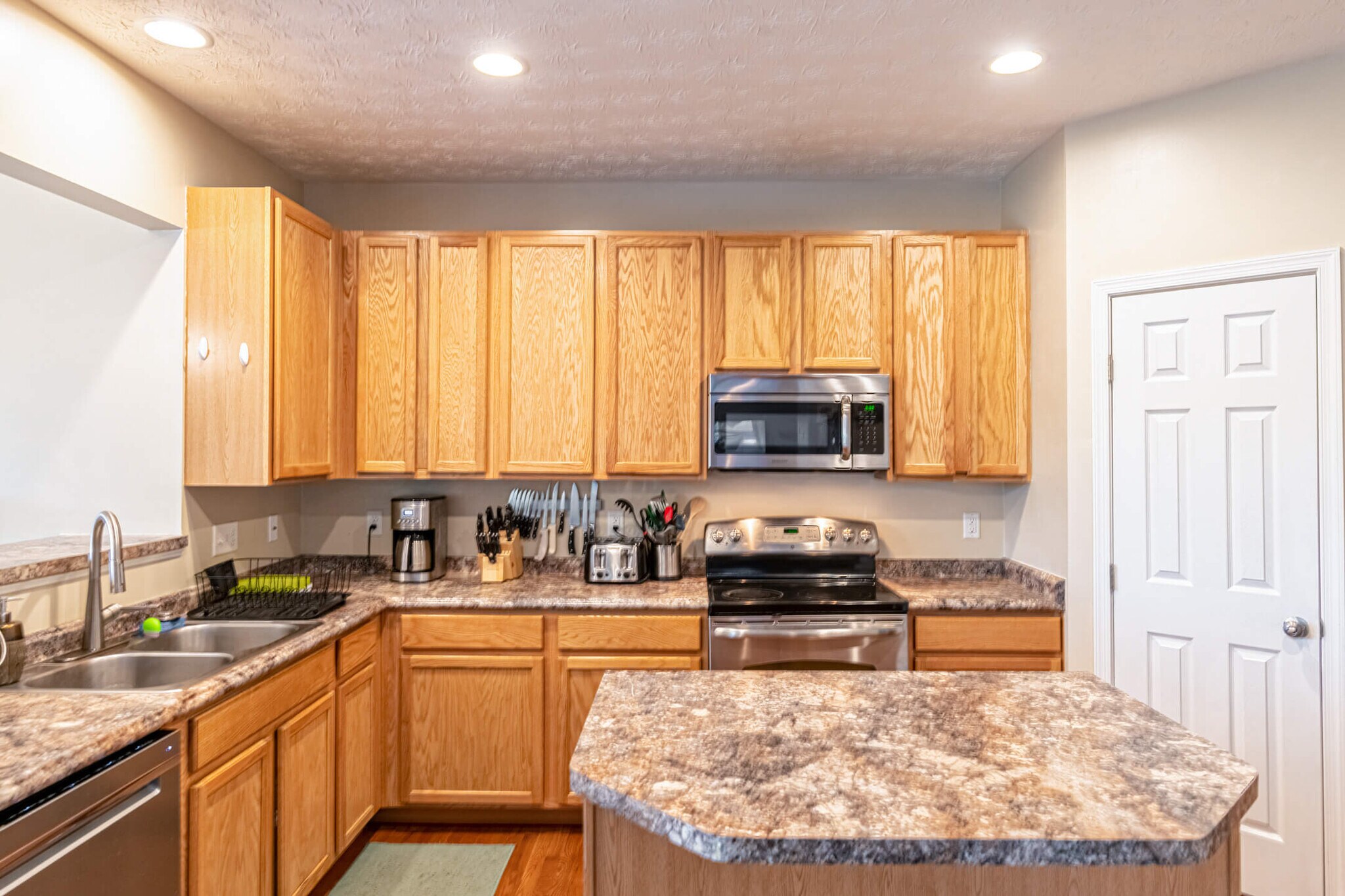 Kitchen - 3300 Federalist Dr