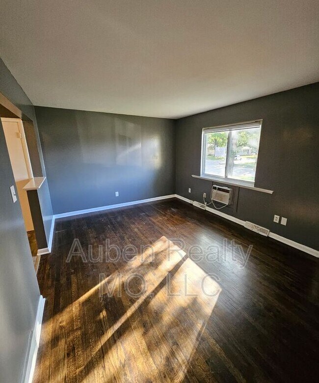 Building Photo - 5247 Hadley St