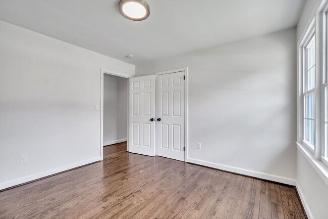 Building Photo - Beautiful 5 Bedroom 3 Bathroom Retreat with Fenced Backyard $2,200/mo rent