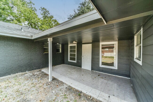 Building Photo - 318 E Mitchell Rd