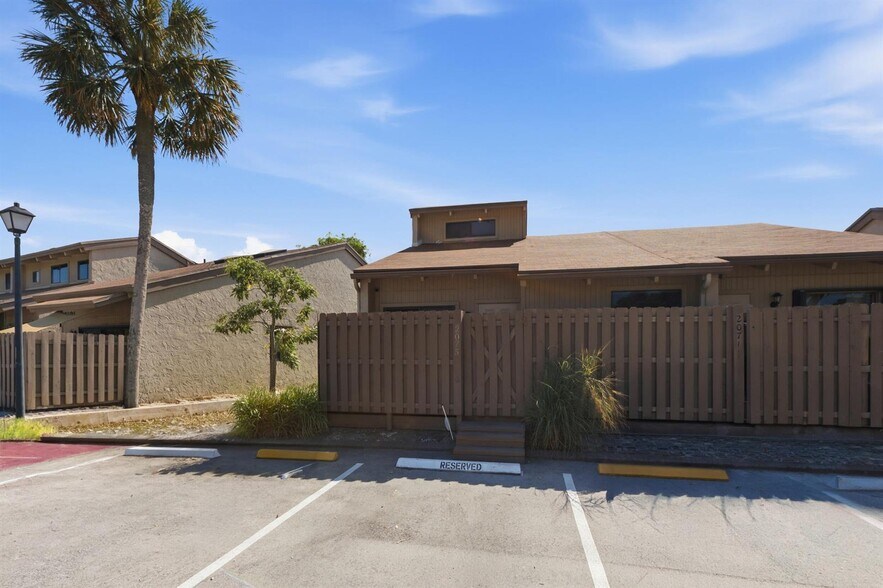 Building Photo - 2075 SW 82nd Ave