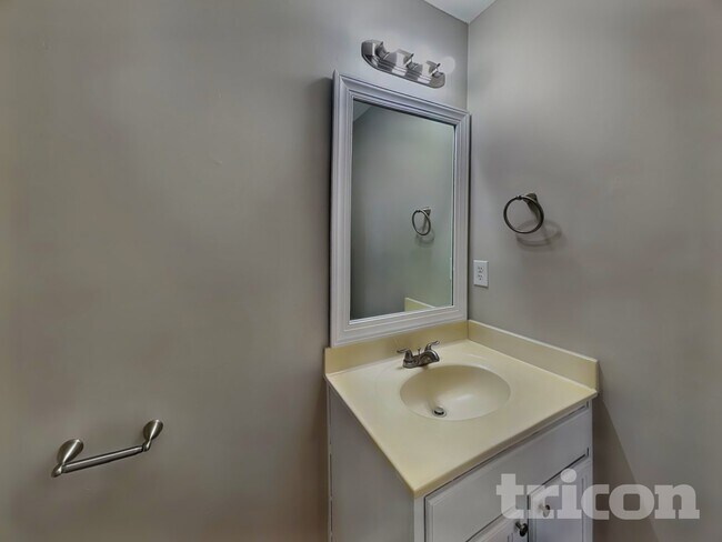 Building Photo - 933 Mailwood Dr