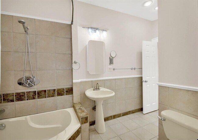 Building Photo - 809 E Riverside Dr