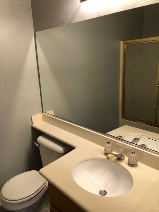 Building Photo - Beautiful 3 bedroom 2 bath Townhome across...