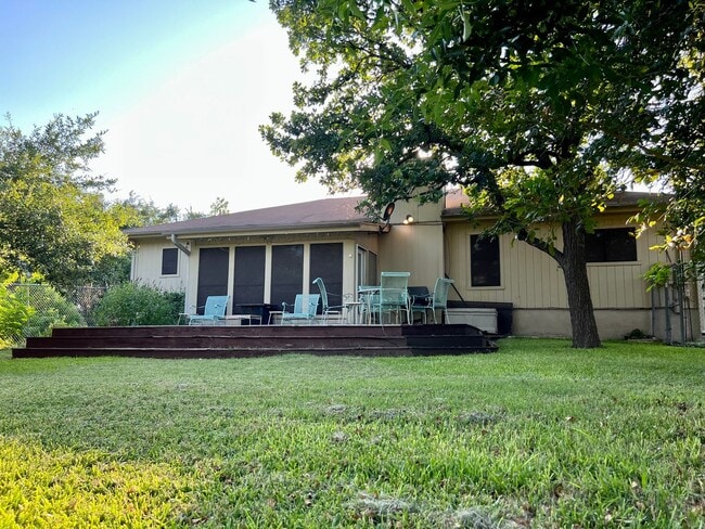 Building Photo - 1 story with lots of charm! Westwood High School!