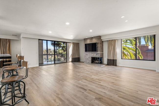 Building Photo - 4460 Wilshire Blvd