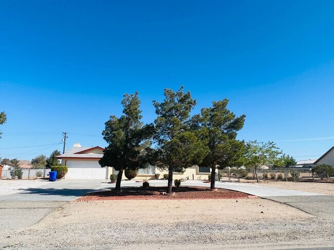 Building Photo - Apple Valley Desert Knolls