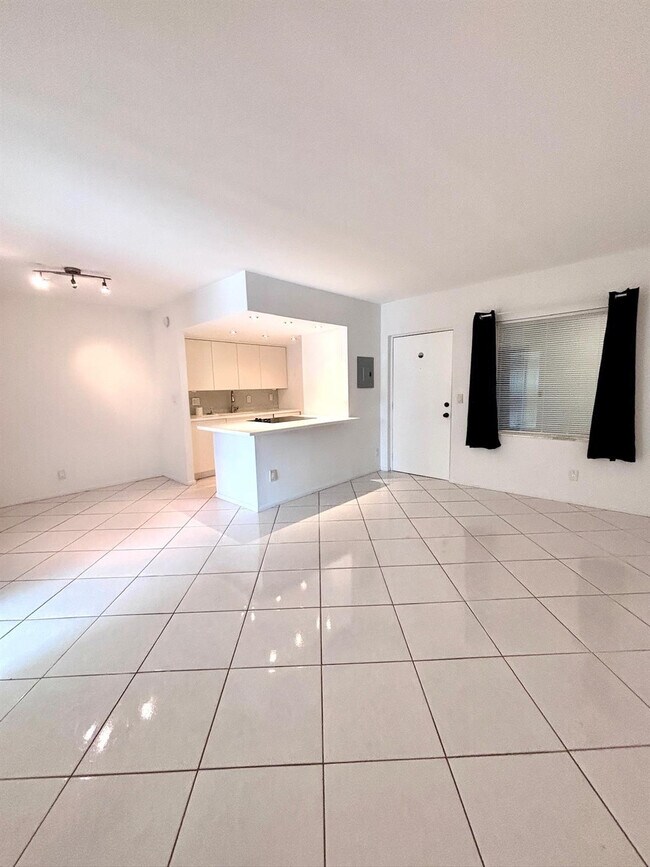 Building Photo - 1407 NE 56th St