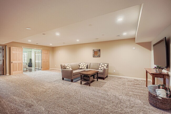 Building Photo - 14143 Jardin Ave N