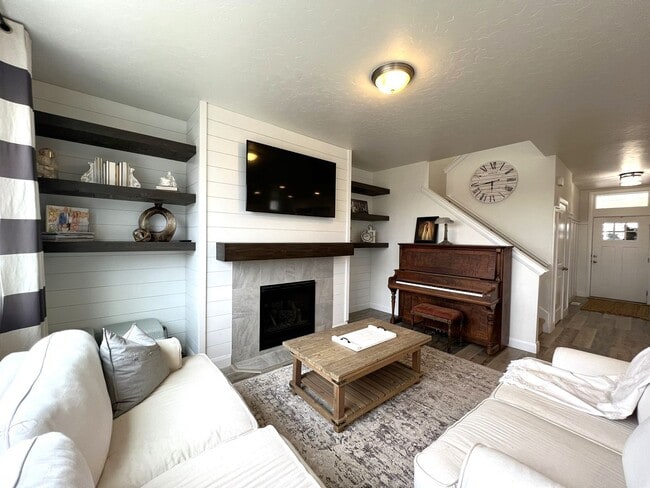 Building Photo - Welcome to this charming 3 bed 2.5 bath home with access to a community pool, just off Deer Flat ...