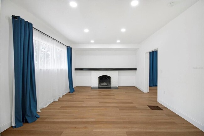 Building Photo - 1024 E Crenshaw St