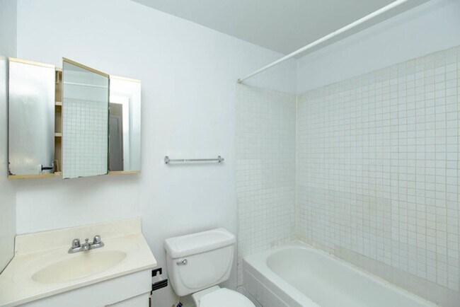 Building Photo - Prime Lakeview Location on Southport. 1 Be...