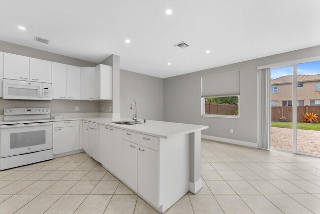 Building Photo - 9825 Scribner Ln