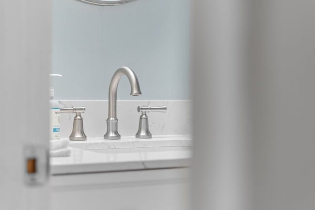 Building Photo - SNOWBIRD RENTAL- 4 blocks 2 Sea & Fire Pit