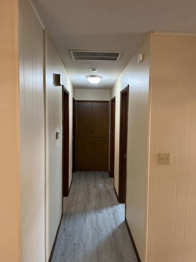 Building Photo - 3 Bedroom with 3 live areas + Office!