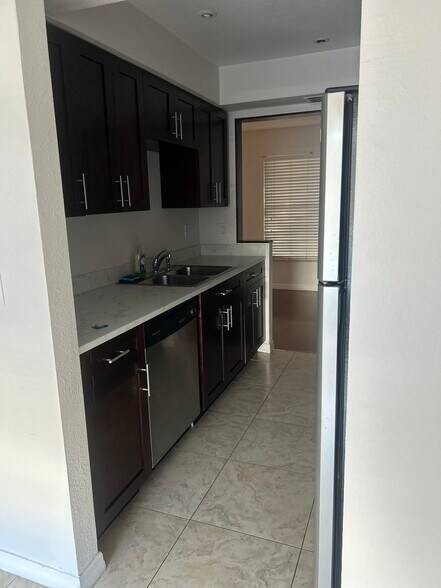 Building Photo - 14106 Village View Dr