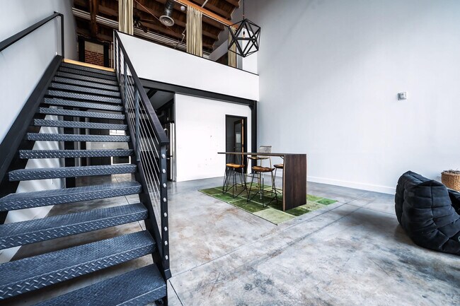 Building Photo - 130 S Hewitt St