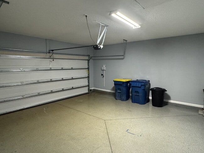 Building Photo - For Rent