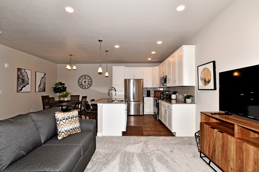 Amazing and inviting main level layout, no stairs! - 4115 N Park Dr