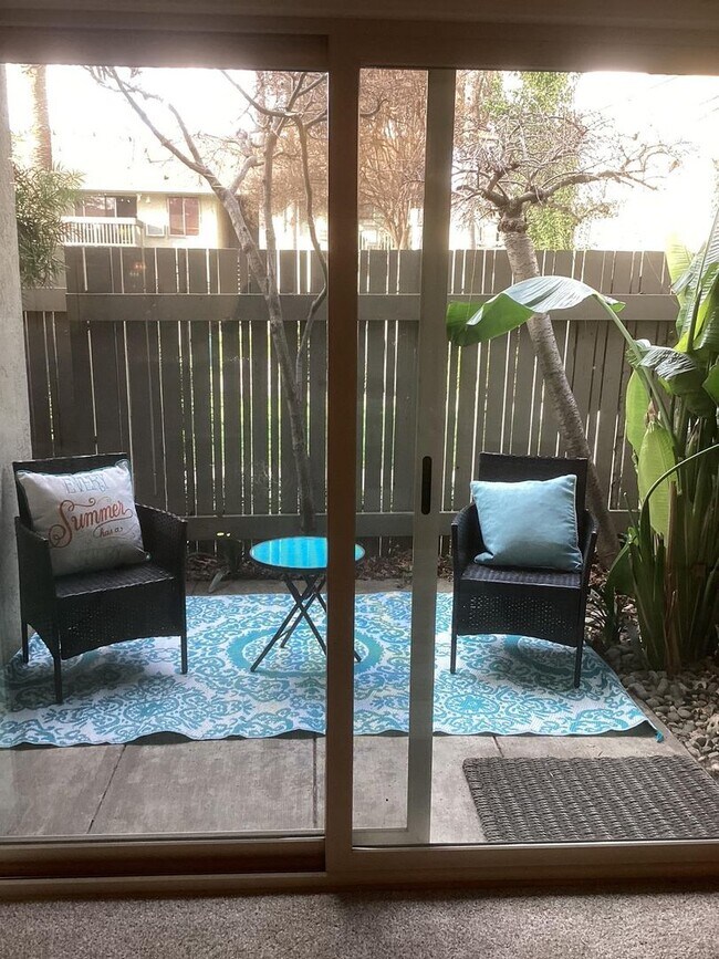 Building Photo - Tasteful Single Story Condo 1bd/1ba - Grea...