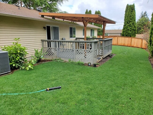 Building Photo - CUTE House with fenced yard & AIR-CONDITIONING in Lynnwood/N Bothell area