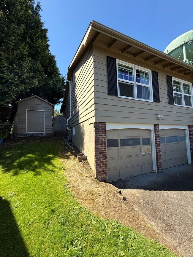 Building Photo - Entertainer’s Dream in NE Portland – Fully...