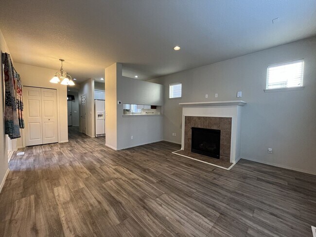 Building Photo - Charming 3-Bed, 3-Bath Home with Bright Ki...