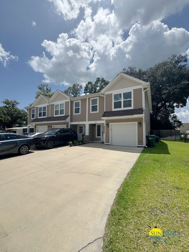 Building Photo - Beautiful 3BR/2.5BA Townhome inNiceville-Near Eglin AFB!
